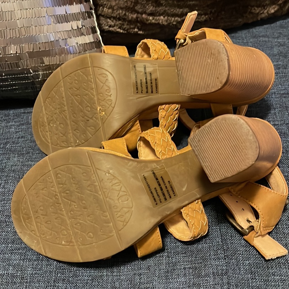 Tan high heels - Picture 5 of 8
